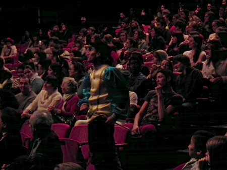 Les acteurs se retrouvent parfois dans la salle pour le plus grand plaisir des spectateurs